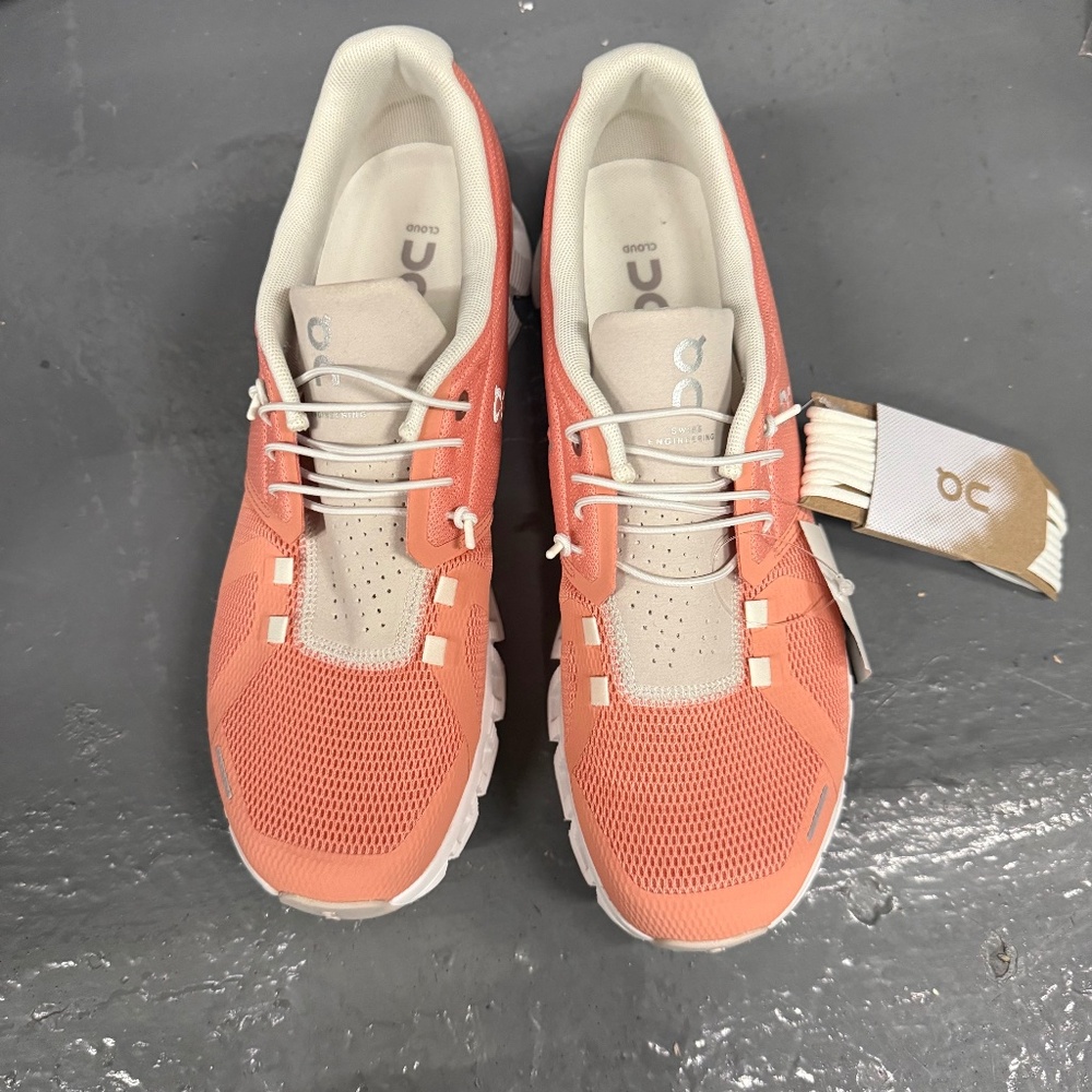 NWT OnCloud women’s sneakers 9.5 pink peach